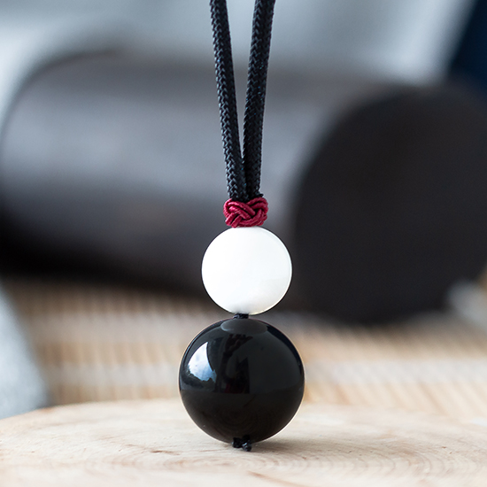 白砗磲黑曜石葫芦吊坠 Tridacna Stone and Obsidian Gourd Pendant 白砗磲黑曜石葫芦吊坠 Tridacna Stone and Obsidian Gourd Pendant