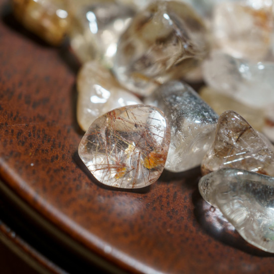 消磁碎水晶:铜发晶 Tumbled Copper Rutilated 消磁碎水晶:铜发晶 Tumbled Copper Rutilated