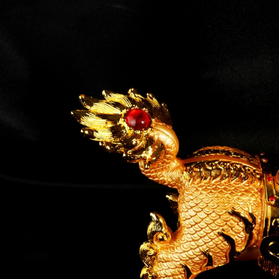 镇宅旺财金麒麟 Feng Shui Prosperous Wealth Golden Kirin 镇宅旺财金麒麟 Feng Shui Prosperous Wealth Golden Kirin